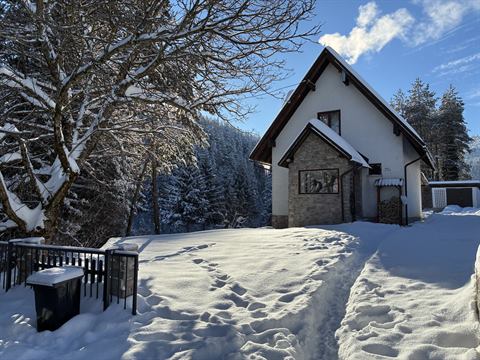 Das Haus River Lodge im Winter, verschneit