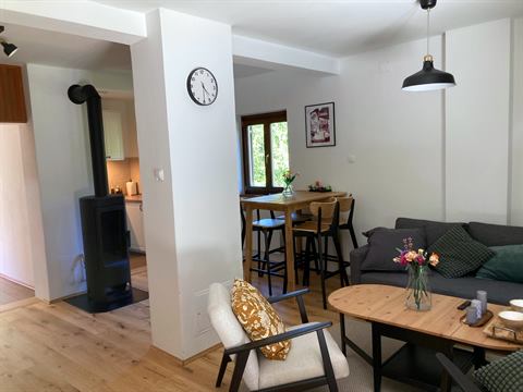 Wohnzimmer mit Ofen und Esstisch