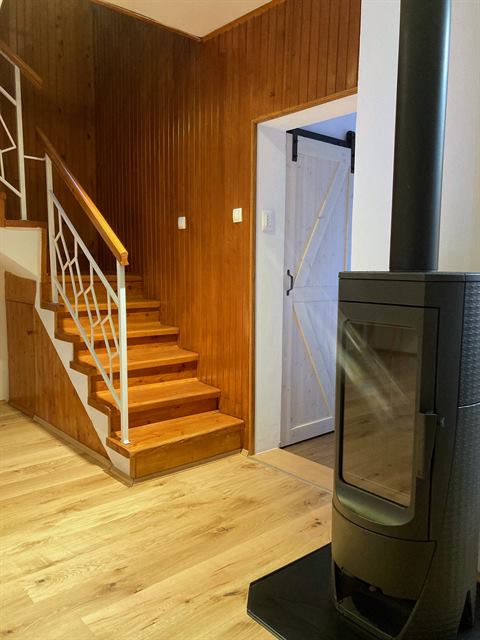 Holztreppe ins Obergeschoss