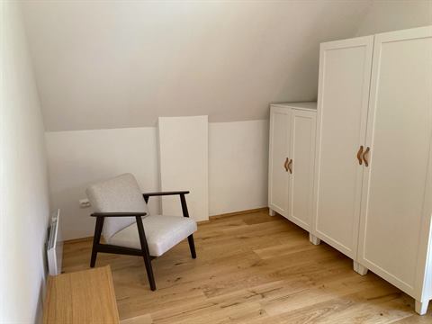 Erstes Schlafzimmer mit Kleiderschränken und Sessel