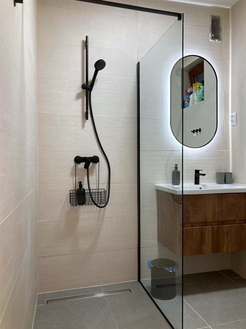Modernes Badezimmer mit Dusche